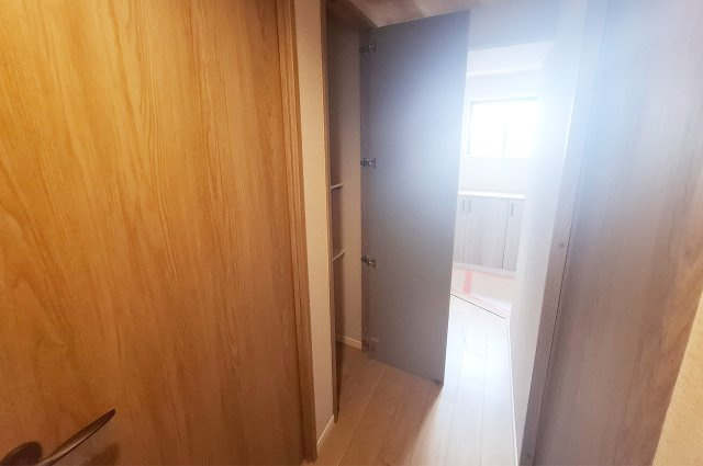 ファミールハイツ鳳サウスフォレストIII番館の収納|廊下物入：日用品やお掃除グッズの収納に便利です。