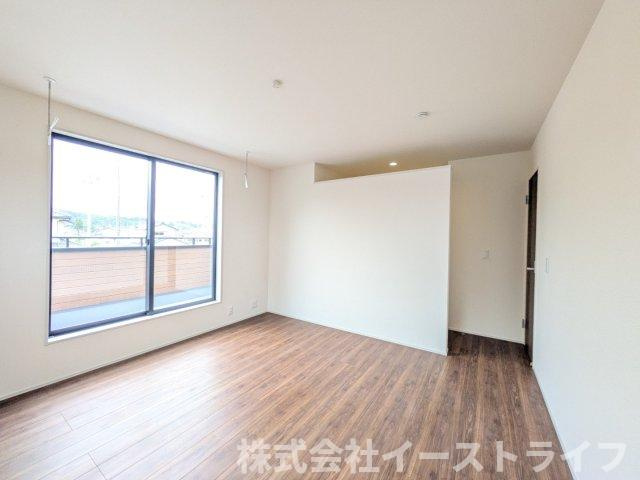 【新築戸建】　いわき市久之浜町第5　長期優良住宅の寝室|窓から日が差し込む明るい洋室。シンプルな造りなので配置するインテリア次第でお好きなお部屋の雰囲気に変えられます。