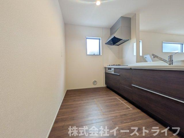 【新築戸建】　いわき市久之浜町第5　長期優良住宅のキッチン|対面キッチンを選ぶ方の多くが、家族とのコミュニケーションを重視して選ばれます。特に小さなお子さんを持つご家庭では、調理中もお子さんの様子をみられるということは大きな安心に繋がります！