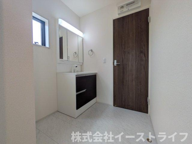 【新築戸建】　いわき市久之浜町第5　長期優良住宅の独立洗面台|洗面所は洗濯カゴなどで生活感が出やすい場所ですが、洗面ボウル下のキャビネットや鏡の裏（三面鏡など）に、歯ブラシ、洗剤のストック、タオル、化粧品などをすっきり整理できます。