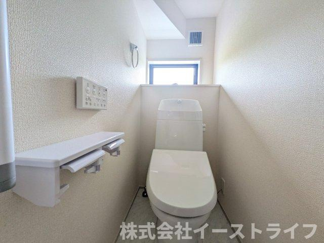 【新築戸建】　いわき市久之浜町第5　長期優良住宅のトイレ|白を基調とした、シンプルながらも落ち着くデザインです。洗浄機付き温水便座で機能性もばっちりです！1階と2階に完備されているので、朝の忙しい時間帯に困ることはありません。