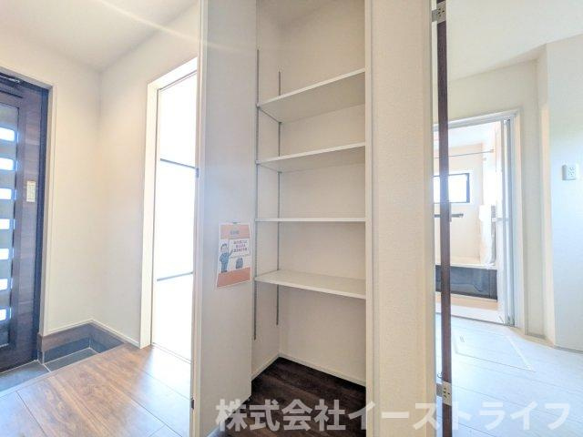 【新築戸建】　いわき市久之浜町第5　長期優良住宅の収納|玄関ホールに収納があります。掃除用品なども収納でき大変便利です。