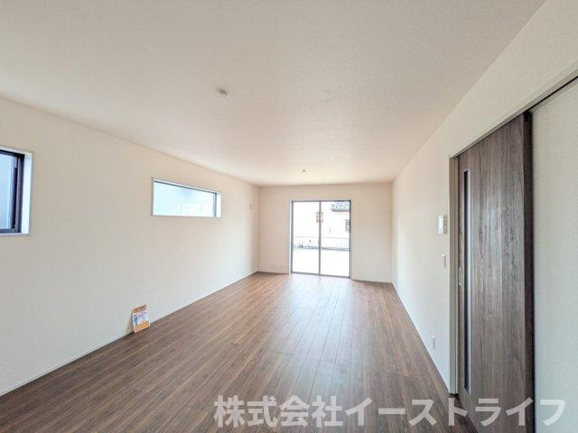 【新築戸建】　いわき市久之浜町第5　長期優良住宅の居間・リビング|キッチンからリビングへの視線画像です。リビングを見渡せるので小さなおこだまやペットがいるご家庭に人気の間取りです。