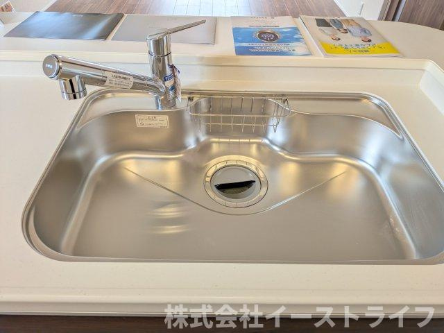 【新築戸建】　いわき市久之浜町第5　長期優良住宅のキッチン|浄水器一体型水栓です。蛇口をひねればいつでもおいしい水が飲めるのが嬉しいです(^^)/水はねの音や食器が当たる音を大幅に軽減する静音仕様のジャンボシンクです。