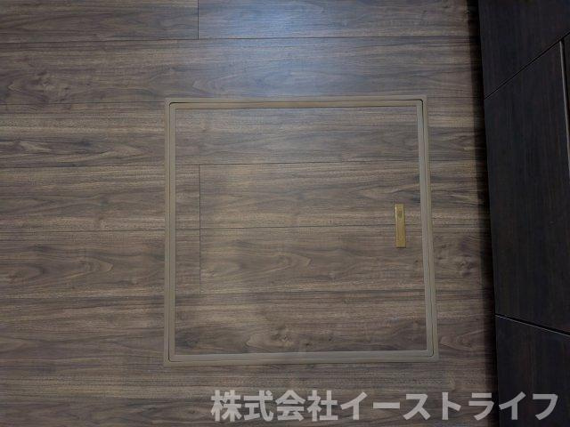 【新築戸建】　いわき市久之浜町第5　長期優良住宅のキッチン|キッチンには床下収納があります。食材、飲料のストックや調理器具など、生活感の出るものを隠して収納可能です。また、温度変化が比較的少ないため、常温保存の野菜や果実酒などの保管に最適です。