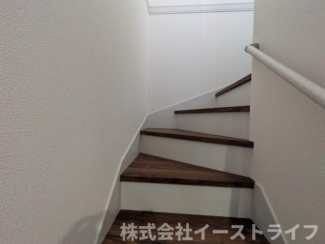 【新築戸建】　いわき市久之浜町第5　長期優良住宅の内装|階段には手すりが付いているので上り下りも安心です。リビング階段なので家族の帰宅・外出を把握しやすく、家族間のコミュニケーションが増えるのが嬉しいです♪