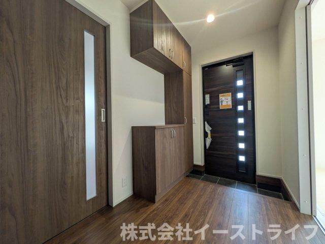 【新築戸建】　いわき市久之浜町第5　長期優良住宅の玄関|天井までの高さがあるシューズインクローゼットが完備されています
