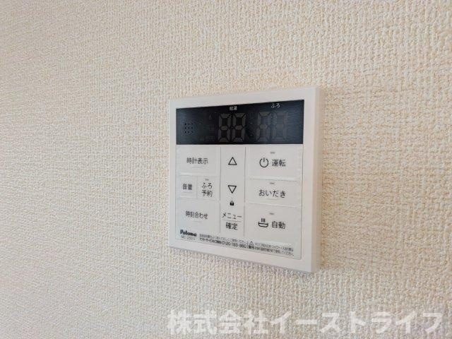 【新築戸建】　いわき市久之浜町第5　長期優良住宅の発電・温水設備|リビング内給湯器リモコンです。