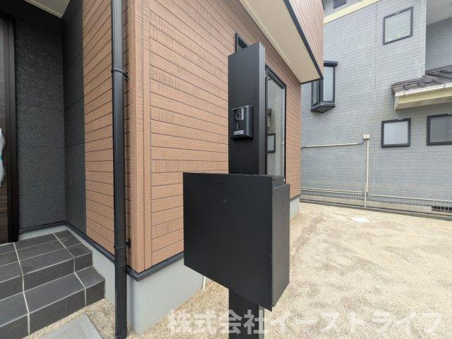 【新築戸建】　いわき市久之浜町第5　長期優良住宅の設備|TVモニター付インターフォンの最大のメリットは、室内モニターから訪問者が誰なのか見ることができる点です。来訪者と直接顔を合わせることなくモニター越しに対応ができるのでとても便利です。