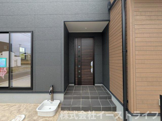 【新築戸建】　いわき市久之浜町第5　長期優良住宅の玄関|玄関ポーチのついたきれいで明るい玄関です