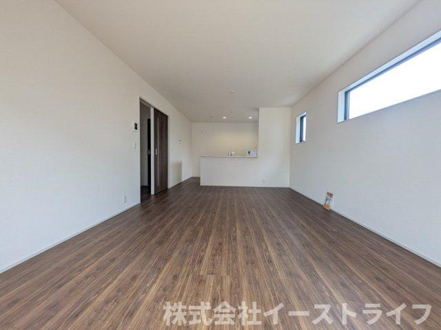 【新築戸建】　いわき市久之浜町第5　長期優良住宅の居間・リビング|穏やかな空間であることが必然。爽やかな通風と採光を存分に感じる事が出来る空間です。