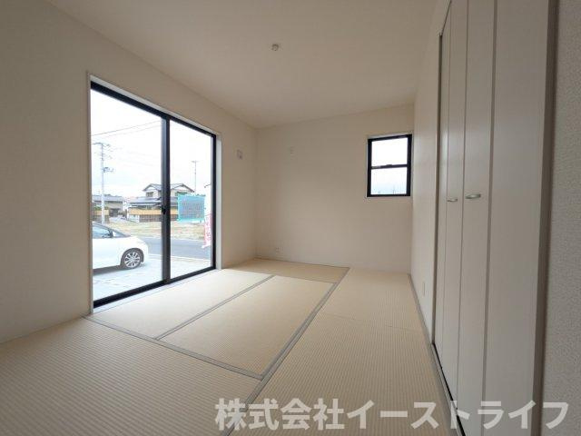 【新築戸建】　いわき市久之浜町第5　長期優良住宅の和室|お部屋でゆったりとした時間を過ごしたい人には、畳がある和室がオススメです。畳は楽な体勢で過ごせ、リラックスさせる効果のあるい草の香りなどゆったりとくつろぐための様々な魅力を備えています。