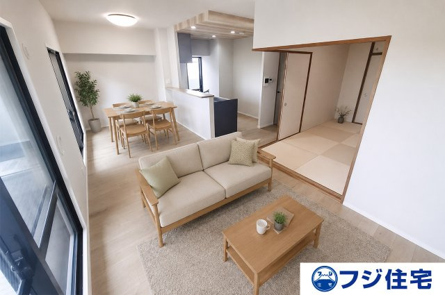 ファミールハイツ鳳サウスフォレストIII番館の居間・リビング|※バーチャルステージング画像（AI合成）です。合成された家具等は販売価格に含まれません。
