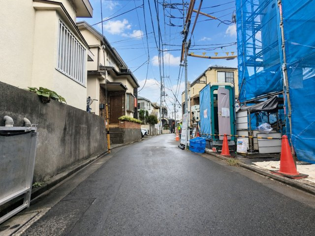 中野区大和町4丁目　新築戸建の前面道路含む現地写真|2026.09.04撮影

現地ご見学希望・資料請求などお気軽にお問い合わせ下さい！
03-5990-5201