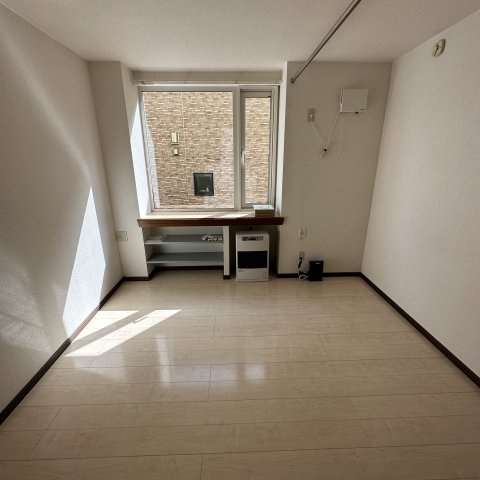 学）ハミングバードインの居間・リビング