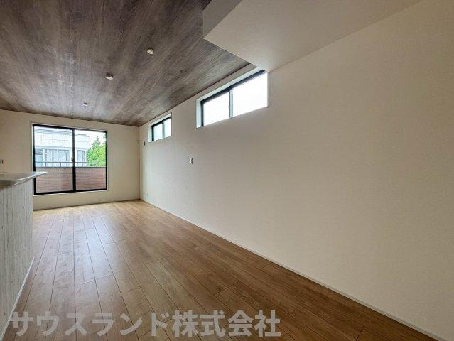 八王子市並木町～全９棟～の居間・リビング|高い位置に窓が設けられ、外からの視線を気にせず自然光を取り込めるリビングです！壁面が広いため、テレビボードや大きめのソファなどお好みの家具を自由に配置して、広々とした空間を楽しめます♪