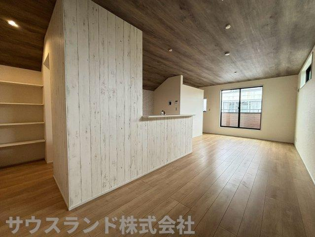 八王子市並木町～全９棟～の居間・リビング|木目調の天井がアクセントになったお洒落なリビング空間です！対面キッチンからお部屋全体を見渡せるため、お料理中もご家族の様子がわかり安心。木の温もりを感じながら、ゆったりとくつろげます☆