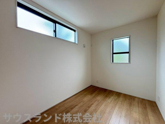 八王子市並木町～全９棟～の洋室|二面採光で明るく風通しの良い洋室です！子供部屋としてはもちろん、テレワーク用の書斎や趣味のお部屋など多目的にご活用いただけます。シンプルな内装で、どんなインテリアもスッキリと馴染みます♪