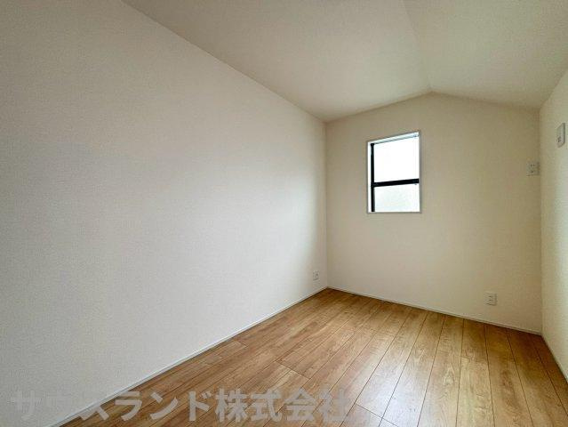 八王子市並木町～全９棟～の洋室|柔らかな光が差し込む使い勝手の良い洋室です！ベッドや学習机を置いてもゆとりのある広さを確保しています。お子様の成長に合わせてレイアウトの変更もしやすく、長く快適にお使いいただけるお部屋です☆