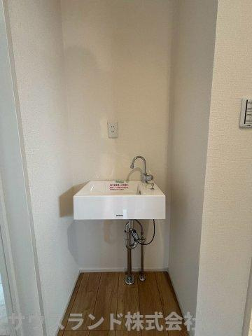 八王子市並木町～全９棟～のその他|独立したコンパクトな手洗い器が設置されています！帰宅後すぐに手洗いうがいができ、ウイルス対策にも役立ちます。来客時も洗面室などのプライベート空間を見せることなくご案内できるので大変便利です♪