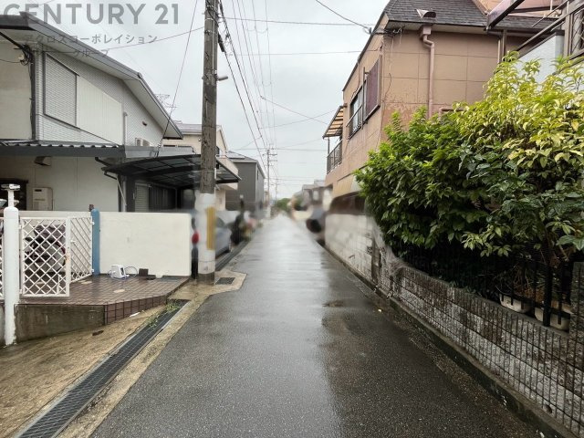 徒歩圏内にサンディ、ファミリーマート、キリン堂などがあり、日々の買い出しに便利です。