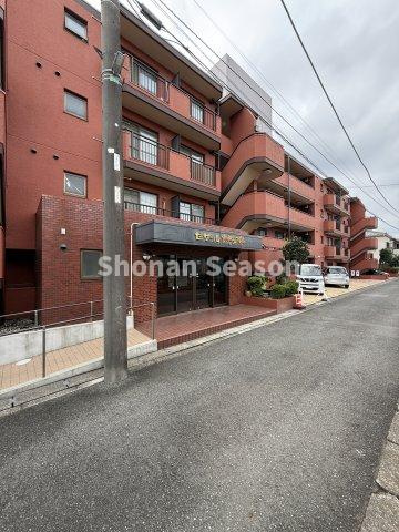 【現地画像あり】セザール第二さがみ野の外観|落ち着いた街並みに馴染む端正なマンション外観◎さがみ野駅徒歩３分！
通勤通学にも便利な好立地にございます。