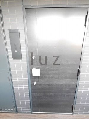 レア横濱西口弐番館の玄関
