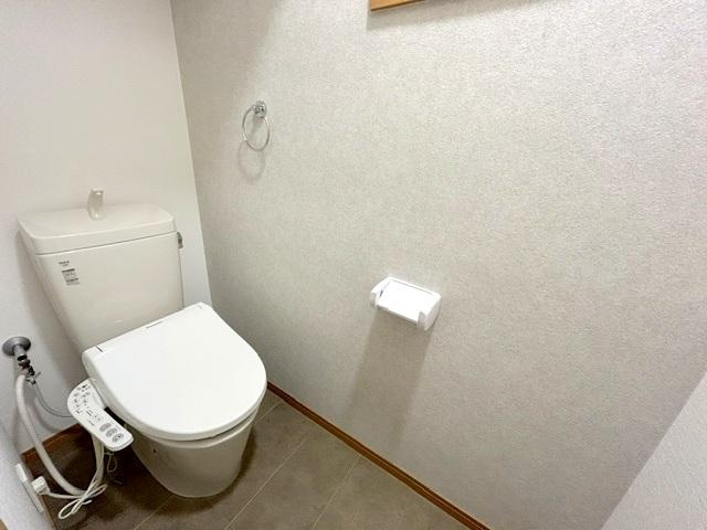 平池町　中古一戸建てのトイレ|温水洗浄便座
■物件内覧・資金計画相談・住宅ローン相談、リフォーム相談、お問合せ受付中■
※当日・翌日のご内覧、ご相談はお電話でのお問合せがスムーズです！