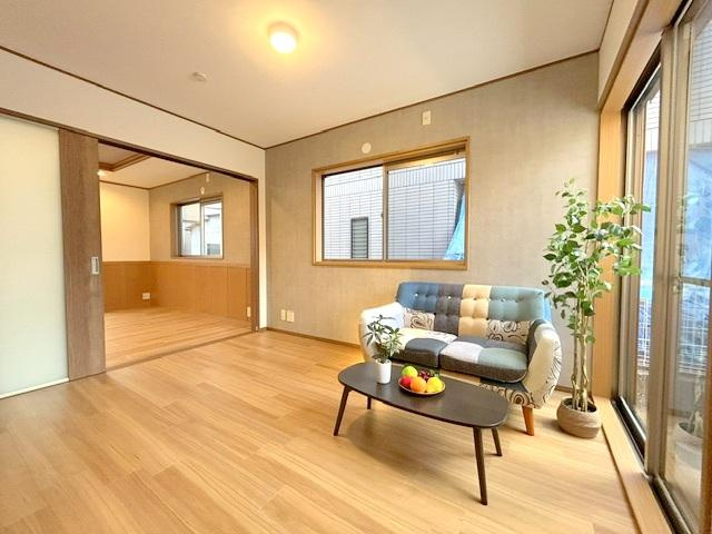 平池町　中古一戸建ての洋室|リビング横の洋室　6.0帖
■物件内覧・資金計画相談・住宅ローン相談、リフォーム相談、お問合せ受付中■
※当日・翌日のご内覧、ご相談はお電話でのお問合せがスムーズです！