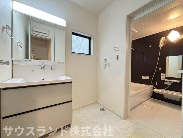 八王子市並木町～全９棟～の独立洗面台|大きな三面鏡を備えた使いやすい独立洗面化粧台です！鏡の裏側はたっぷりの収納スペースになっており、洗面用具や化粧品もすっきり片付きます。洗面ボウルも広く、忙しい朝の身支度もご家族でスムーズに行えます☆