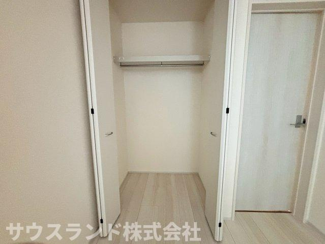 八王子市並木町～全９棟～の収納|お部屋を広く使える便利なクローゼット収納です！上部には枕棚があり、季節外れのお布団やバッグなども無駄なくしまえます。衣類をハンガーに掛けたまま収納できるので、毎日の身支度もスムーズに整います♪