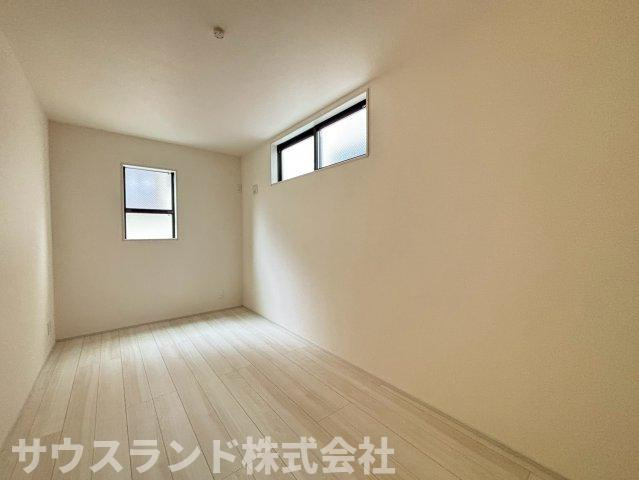 八王子市並木町～全９棟～の洋室|高い位置に窓を設けることで、外からの視線を気にせず自然光を取り込めるお部屋です！壁面が広いため、ベッドや本棚などの家具を自由にレイアウトしやすく、自分好みの快適な空間作りを存分に楽しめます☆