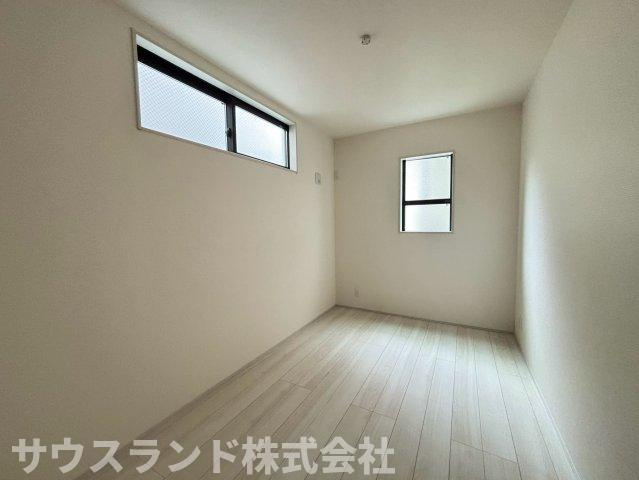 八王子市並木町～全９棟～の洋室|柔らかな光が差し込む使い勝手の良い洋室です！ベッドや学習机を置いてもゆとりのある広さを確保しています。お子様の成長に合わせてレイアウトの変更もしやすく、長く快適にお使いいただける落ち着いた空間です♪
