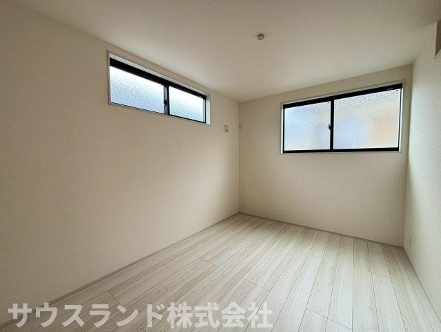 八王子市並木町～全９棟～の洋室|二面採光で明るく風通しの良い洋室です！子供部屋としてはもちろん、テレワーク用の書斎や趣味のお部屋など多目的にご活用いただけます。シンプルな内装で、どんなインテリアもスッキリと馴染むお洒落な空間です♪