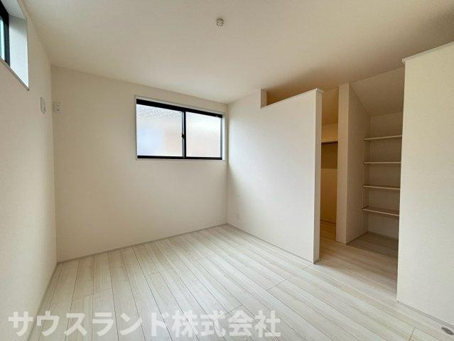 八王子市並木町～全９棟～の洋室|落ち着いた色合いのフローリングが心地よいプライベート空間です！主寝室にぴったりな広さで、大きめのベッドを置いてもゆとりがあります。奥には収納も備え、毎日の快適な睡眠をしっかりとサポートしてくれます☆