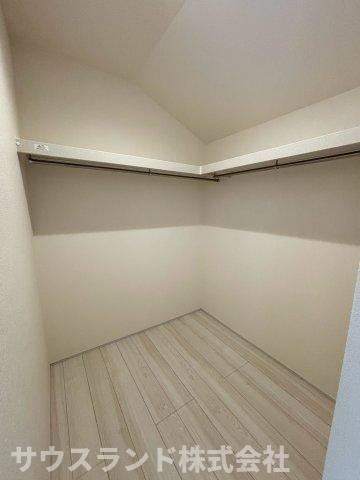 八王子市並木町～全９棟～の洋室|衣類を一目で確認できる大容量のウォークインクローゼットです！ハンガーパイプと枕棚が備え付けられており、丈の長いコートや季節外れの家電もまとめて片付きます。お部屋を広々と使える頼もしい収納空間です☆