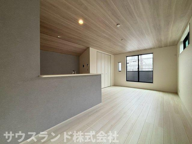 八王子市並木町～全９棟～の居間・リビング|キッチンとリビングが一体となった開放的な間取りです！お料理やお片付けをしながらでも、リビングで遊ぶお子様の様子を見守ることができます。自然とご家族のコミュニケーションが深まる温かいリビング空間です☆