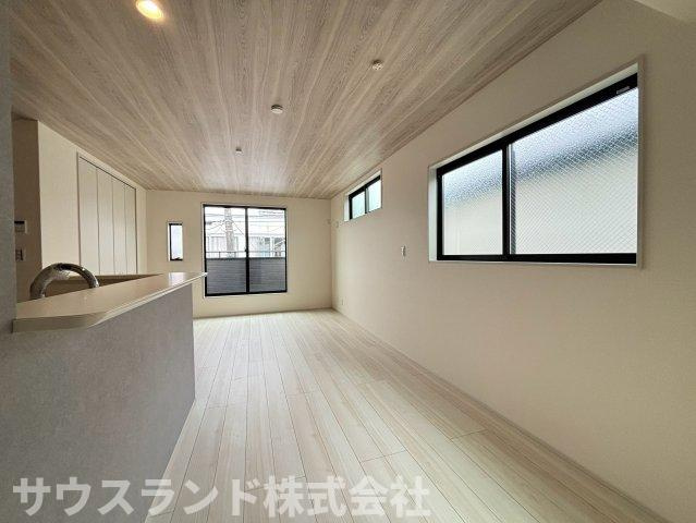 八王子市並木町～全９棟～の居間・リビング|木目調の床と天井が温かみを演出する、広々としたリビングダイニングです！ダイニングテーブルや大きめのソファを置いても動線がスムーズ。お友達を招いてお食事を楽しむのにも最適な、ゆとりある憩いの空間です♪