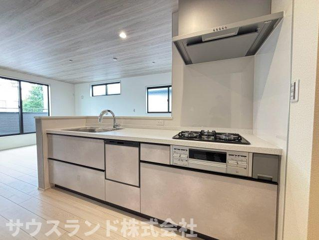 八王子市並木町～全９棟～のキッチン|リビングを見渡せる開放的な対面式システムキッチンです！広々としたワークトップで、お子様と一緒にお菓子作りなども楽しめます。収納も豊富で、大きなお鍋や調味料もすっきりと片付きいつでも綺麗です♪
