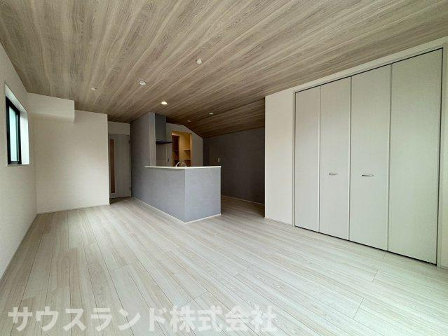 八王子市並木町～全９棟～の居間・リビング|木目調の天井がアクセントになったお洒落なリビング空間です！対面キッチンからお部屋全体を見渡せるため、お料理中もご家族の様子がわかり安心。木の温もりを感じながら、ご家族でゆったりとくつろげます☆