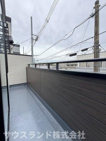八王子市並木町～全９棟～のバルコニー|陽当たりの良い広々としたバルコニーです！お洗濯物や大きなお布団もたっぷりと干すことができ、お日様の匂いがするふかふかの仕上がりに。気分転換に外の空気を吸ってリフレッシュするのにも最適なスペースです♪