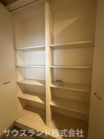八王子市並木町～全９棟～の収納|高さの調節が可能な可動棚を備えた大容量の収納スペースです！日用品のストックや掃除用具、生活感の出やすい小物類をまとめて片付けることができます。しまう物のサイズに合わせて無駄なく空間を有効活用できます☆
