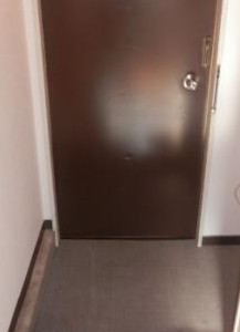 ラサ国分寺Ａ号館の玄関
