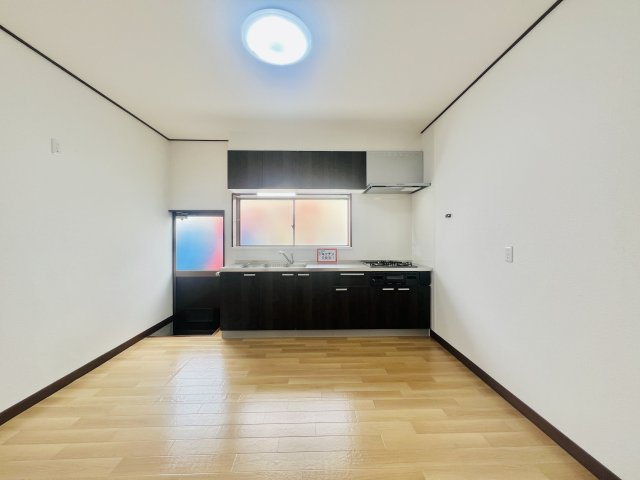 太田市大久保町のキッチン|作業スペースも広く、ゴミ捨てにも便利な勝手口付きのダイニングキッチン♪