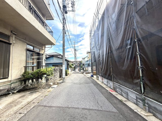 越谷市東越谷２１期１号棟グラファーレ　新築戸建の前面道路含む現地写真|角地ならではの良好な風通りと日当たりを実現。街並みの中でも存在感が際立つ洗練されたポジションです。