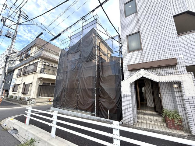 越谷市東越谷２１期１号棟グラファーレ　新築戸建の外観|晴天のもと無事に上棟を終えた建築現場。ここから断熱材の施工や内装工事へと順次進んでいきます。