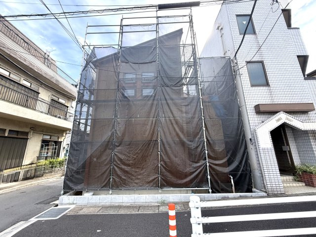 越谷市東越谷２１期１号棟グラファーレ　新築戸建の外観|木造住宅の力強さを感じる柱のレイアウト。構造計算に基づいた安心の骨組みで施工を続けています。