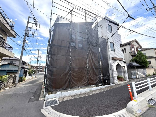 越谷市東越谷２１期１号棟グラファーレ　新築戸建の外観|一気に家の形が姿を現した上棟直後の現場。日当たりの入り方や風の抜け感を実際に体験していただけます。