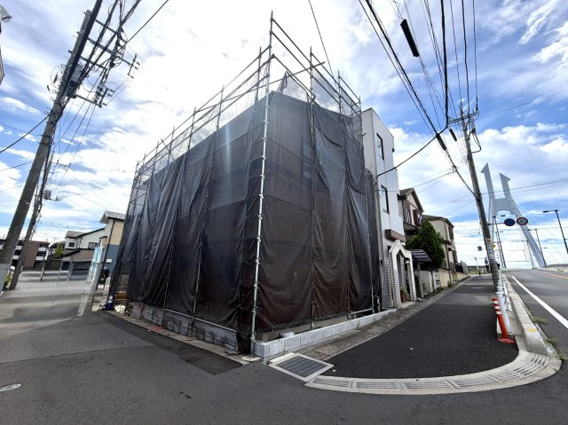 越谷市東越谷２１期１号棟グラファーレ　新築戸建の外観|柱が立ち上がり住まいの大きさが実感できる構造段階。職人の手際よい作業により無事上棟いたしました。