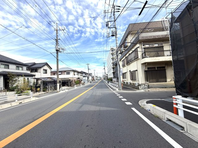 越谷市東越谷２１期１号棟グラファーレ　新築戸建の前面道路含む現地写真|２方向が道路のため、お隣との距離感を保ちやすい好条件。通風性と採光性を贅沢に享受できる環境です。
